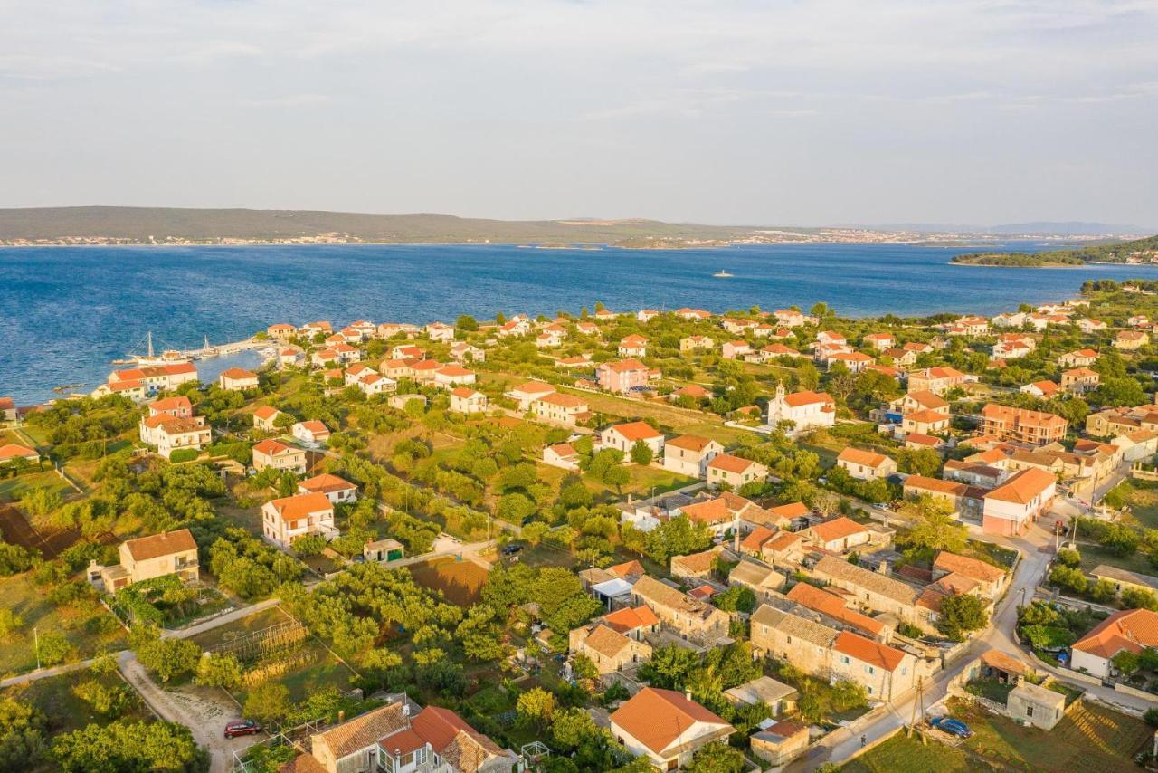 Holiday Home Lipa Nasa Neviđane Buitenkant foto