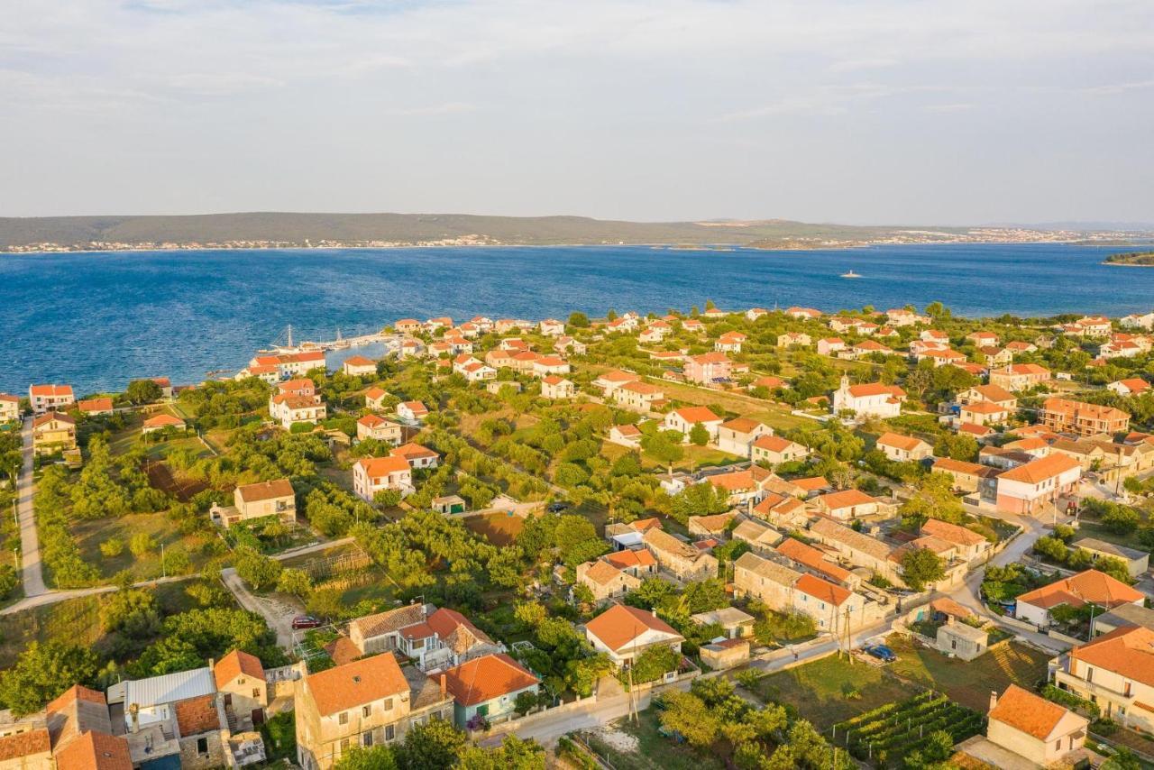 Holiday Home Lipa Nasa Neviđane Buitenkant foto