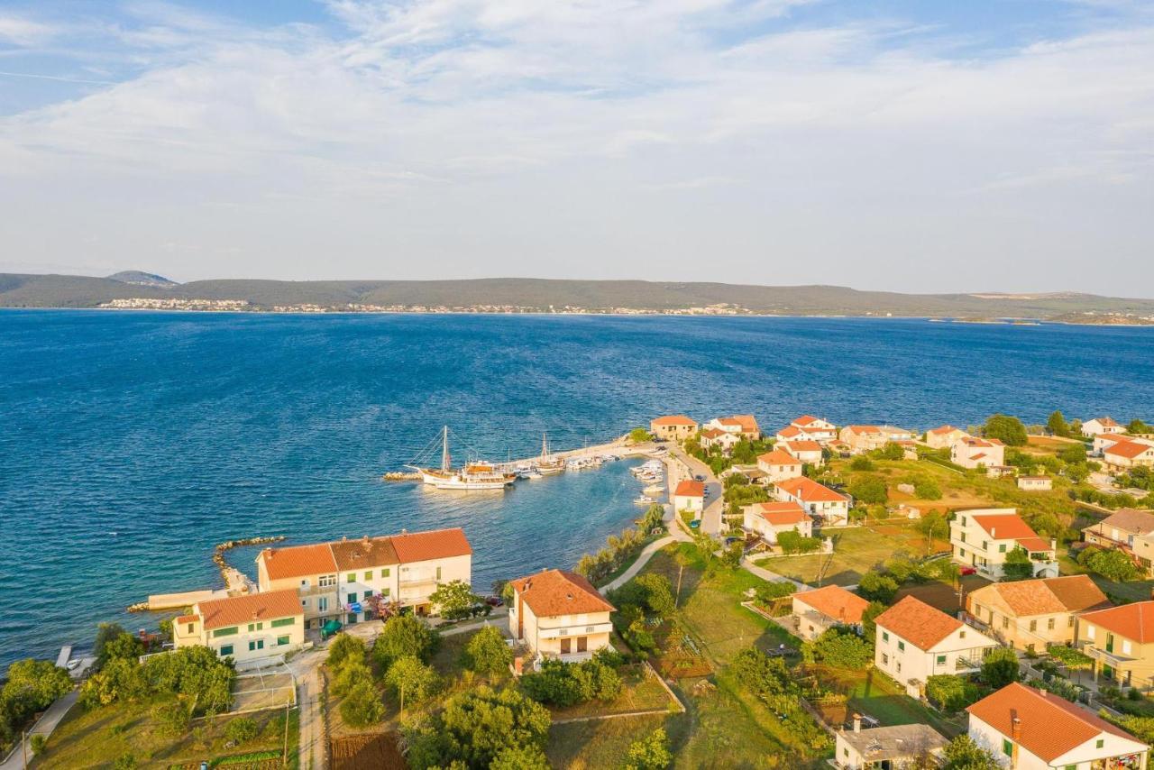 Holiday Home Lipa Nasa Neviđane Buitenkant foto
